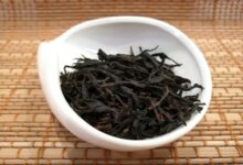 Čaj oolong v misce