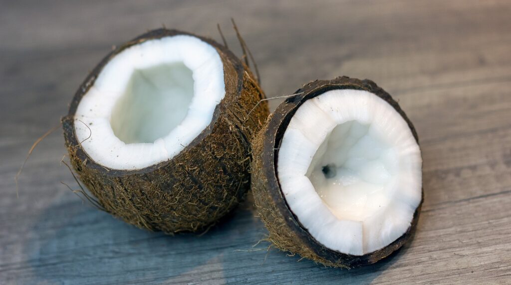 rozpůlený kokosový ořech