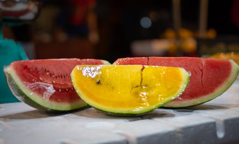 rozkrojený žlutý a červený meloun