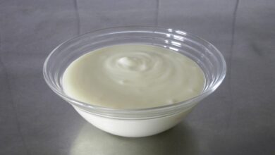 bílý jogurt v misce