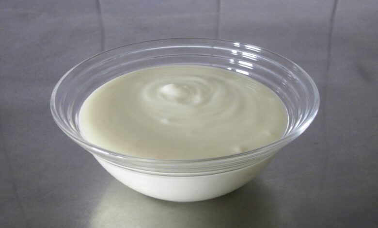 bílý jogurt v misce