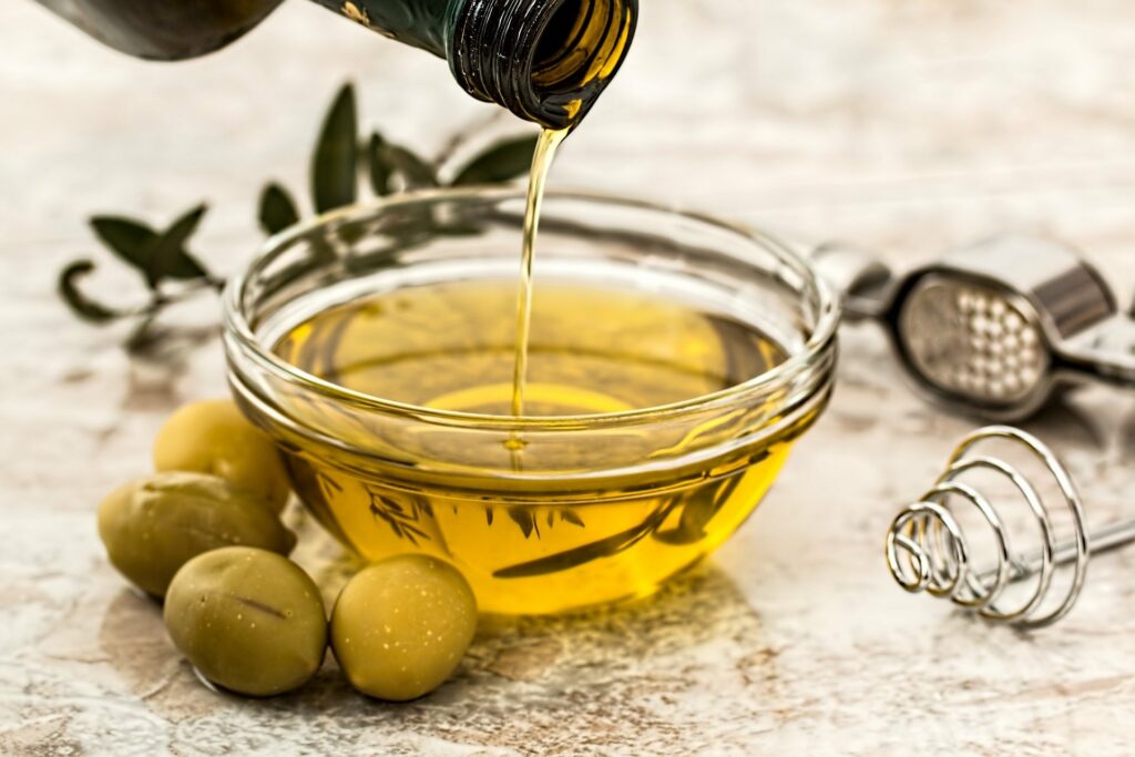 olivový olej v misce