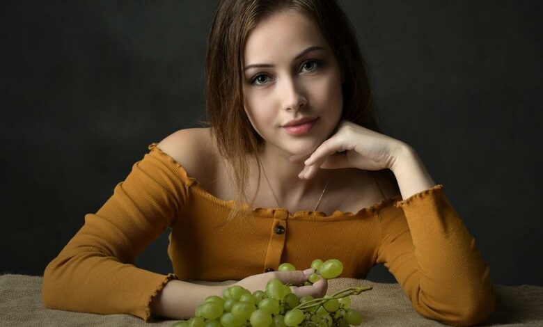 Dívka s hroznovým vínem