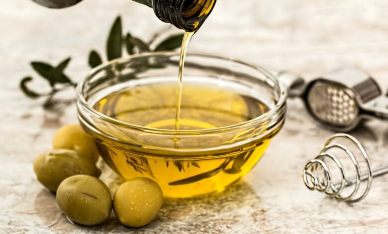 olivový olej v misce