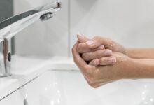 Jaké mikroby nosíme na rukách, i když si je myjeme pětkrát denně